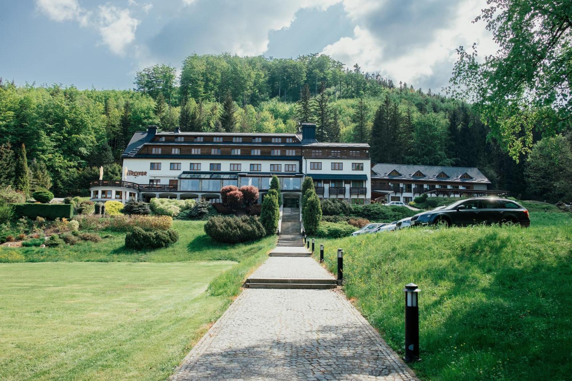 Hotel Troyer Трояновіце Екстер'єр фото